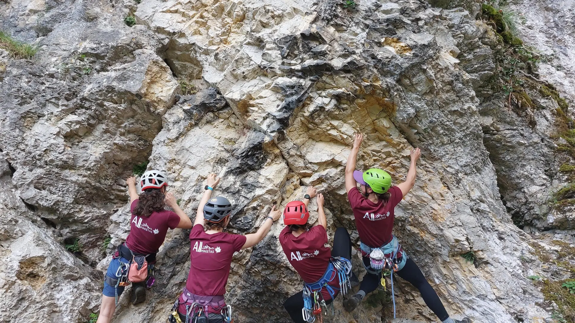 Die vier Teammitglieder der Allpinistas am Felsklettern | © DAV/Freiburg-Breisgau/Allpinistas
