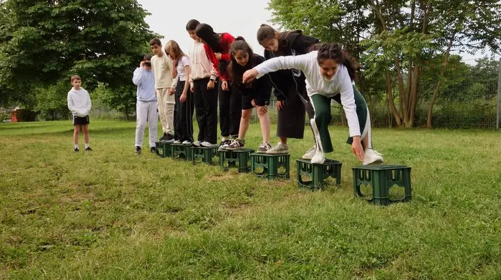 Die Kinder der Projektgruppe Bunte Gipfel spielen ein Spiel im Garten | © DAV/Freiburg-Breisgau/Josephine-Kerzel/Inklusion/Bunte Gipfel