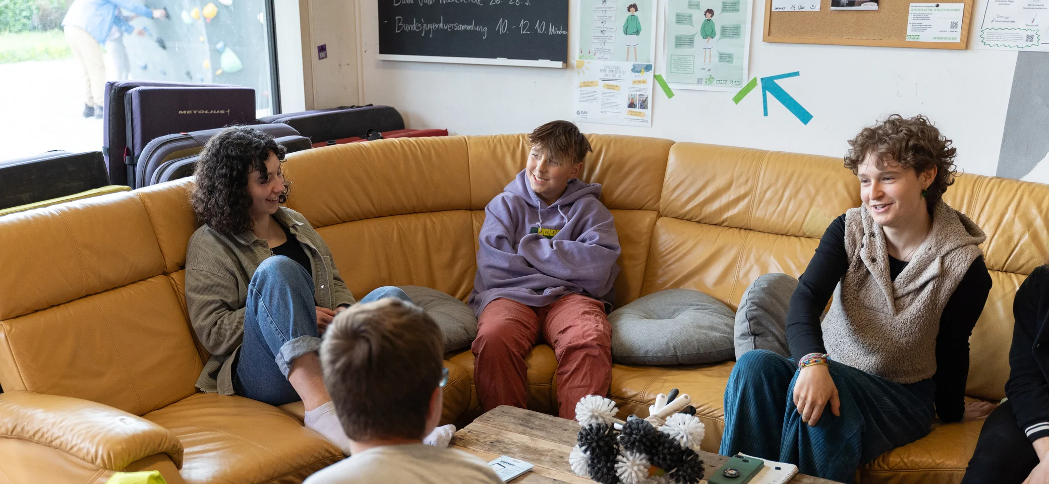 Vier Kinder und Erwachsenen sitzen in einer Sofaecke | © Maja Rohde