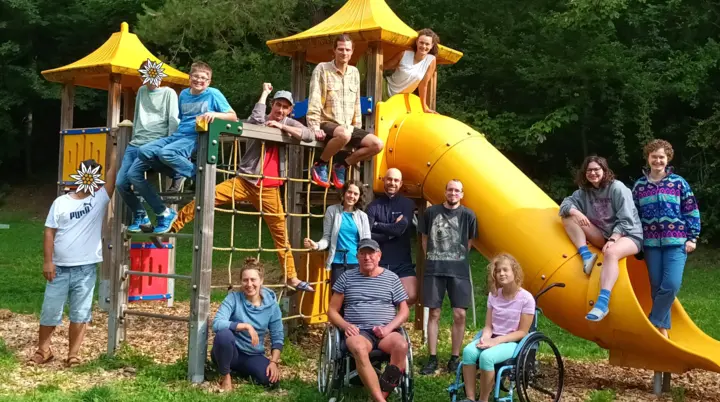 Die Inklusive Gruppe posiert auf einem Spielplatz für ein Gruppenfoto | © DAV/Freiburg-Breisgau/Josephine Kerzel/Inklusion/Ausfahrten