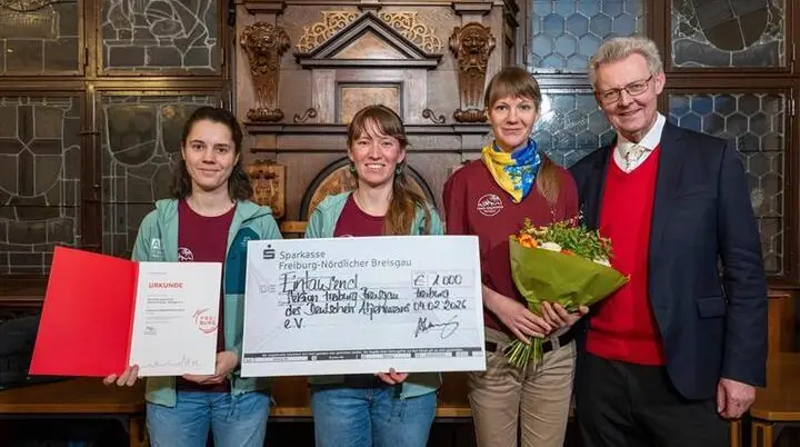Mitglieder des Teams Allpinistas nehmen den Integrationspreis 2025 der Stadt Freiburg entgegen. | © Patrick Seeger / Stadt Freiburg