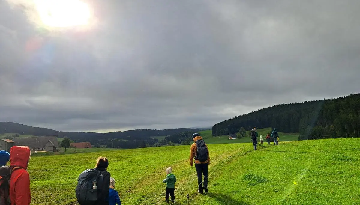 Auch von graun Wolken lassen sich die Wanderzwerge nicht abeschrecken | © Foto : Andreas Sorg - Auch von graun Wolken lassen sich die Wanderzwerge nicht abeschrecken