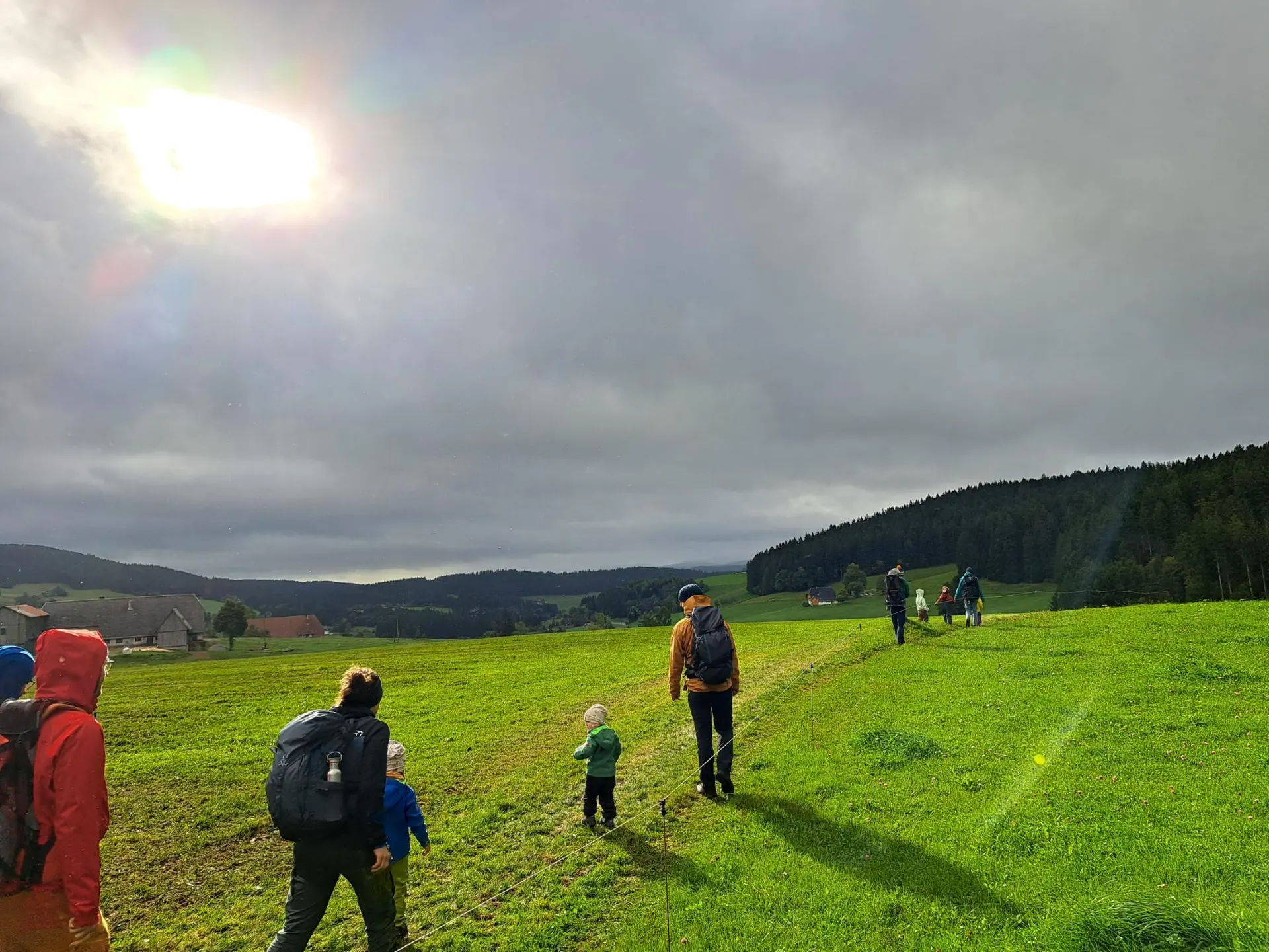 Auch von graun Wolken lassen sich die Wanderzwerge nicht abeschrecken | © Foto : Andreas Sorg - Auch von graun Wolken lassen sich die Wanderzwerge nicht abeschrecken