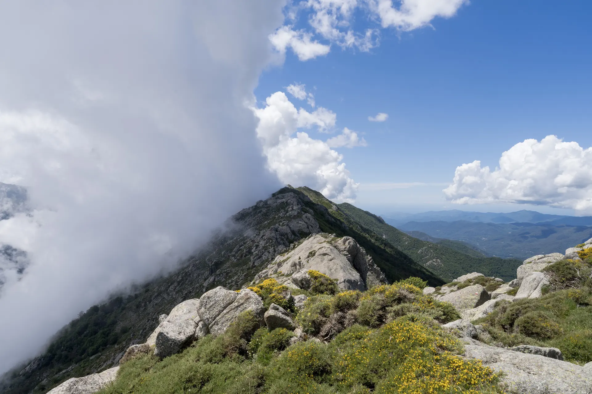 Foto : Marius Müller - Typisch GR20 - Wolken im Osten, Blauer Himmel im Westen | © Marius Müller