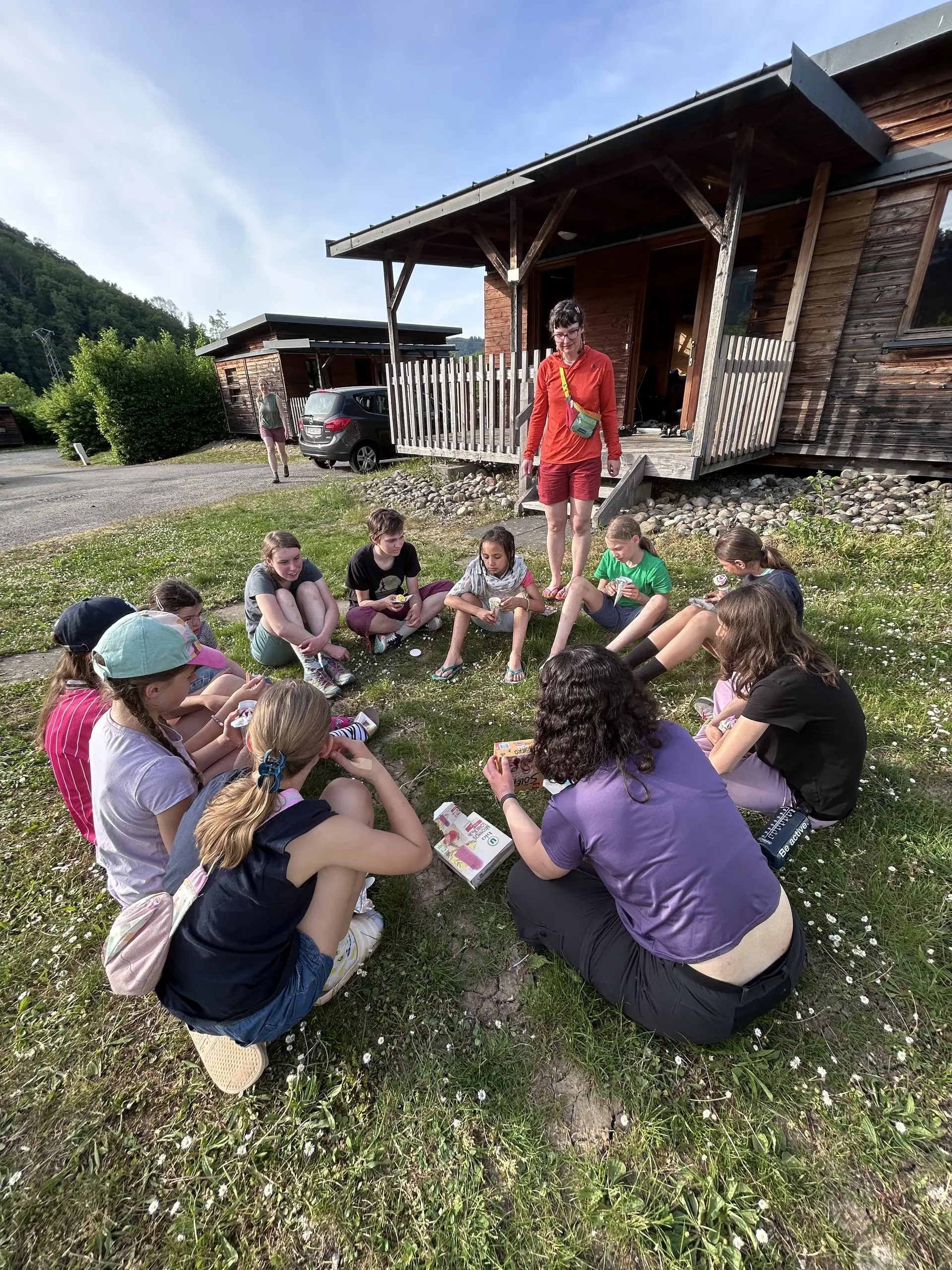 Foto :  Louisa Wilhelm - Reflexion auf JDAV-Art: Im Kreis, mit Eis in der Hand und jeder Menge „Gesprächsstoff“ | © Louisa Wilhelm