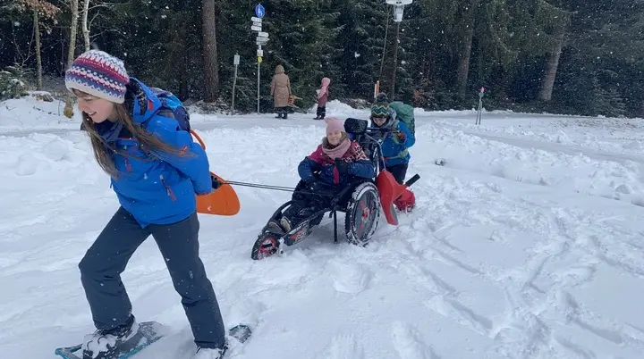 © Mit Wanderrollstuhl durch den Schnee / Foto: Johanna Strate