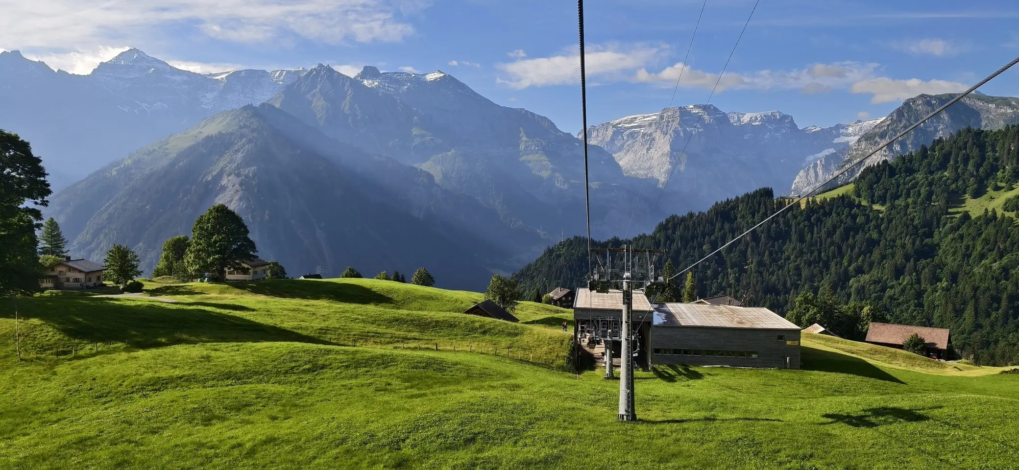 Eine grüne Wiese mit einer Alpenlandschaft im Hintergrund | © DAV/Martin Untenberger