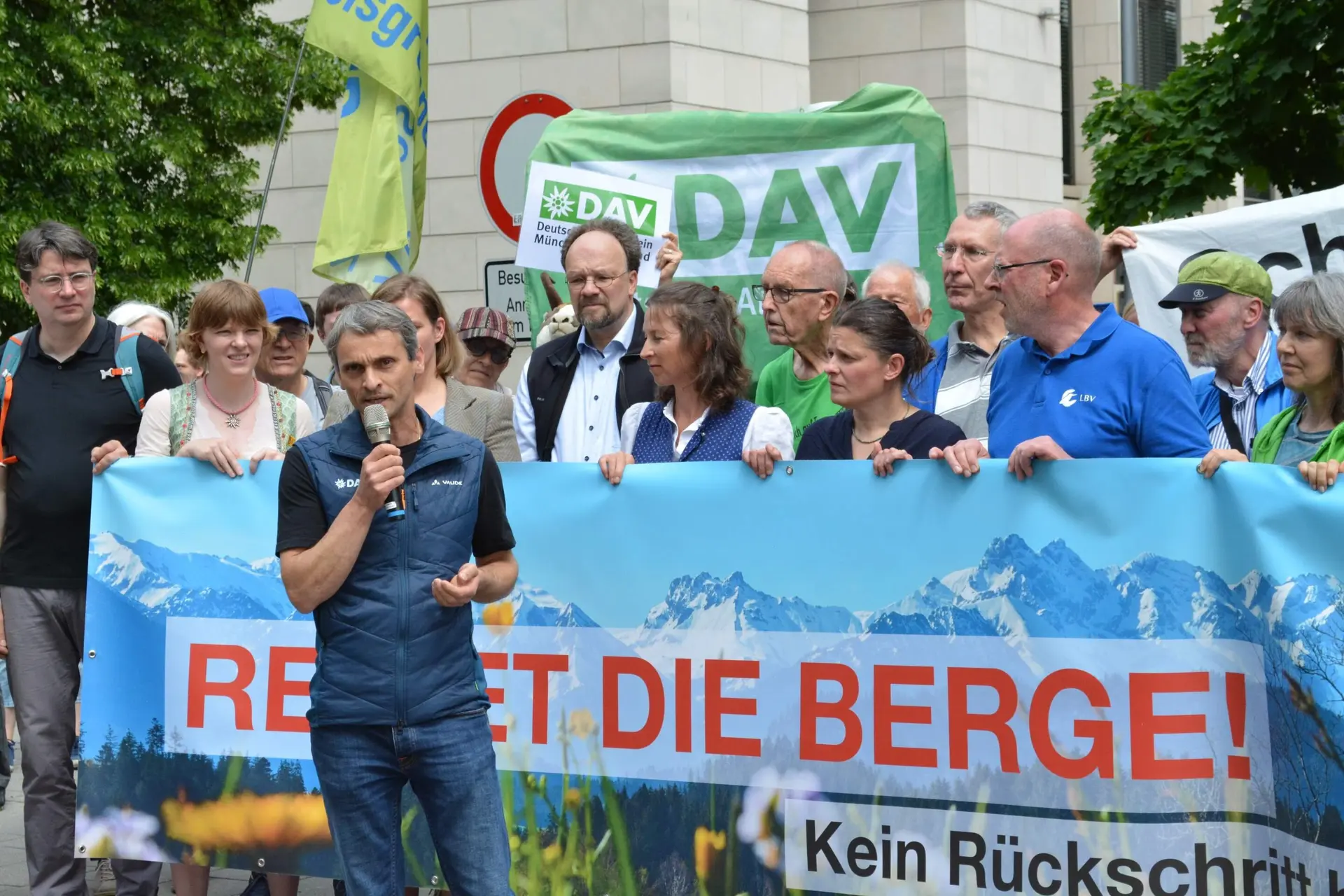 DAV-Ressortleiter Naturschutz & Kartografie Steffen Reich auf der Kundgebung des Petitionsbündnis vor der Staatskanzlei in München | © DAV / Johanna Felber